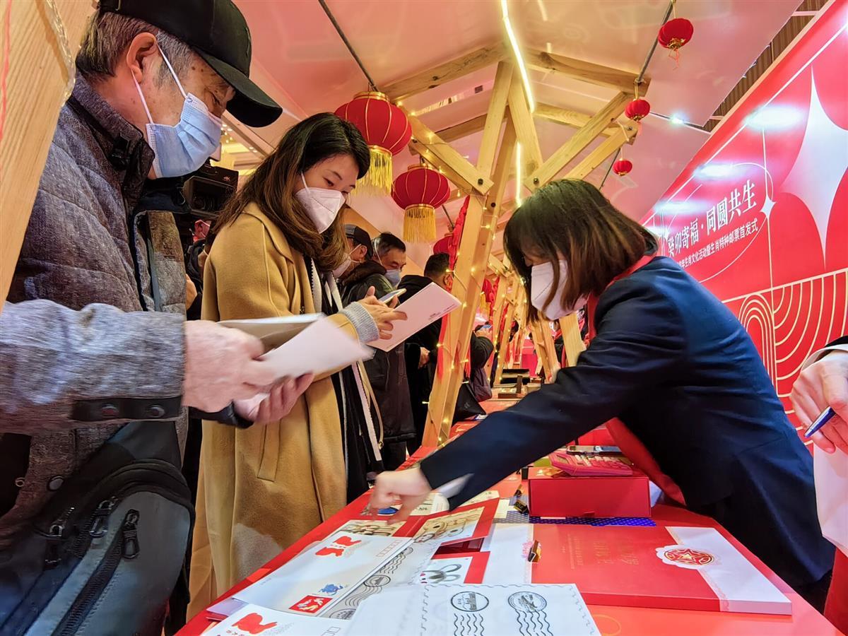 《癸卯年》特种邮票首发式在汉举行，集邮爱好者排长队购买生肖邮票 | 极目新闻