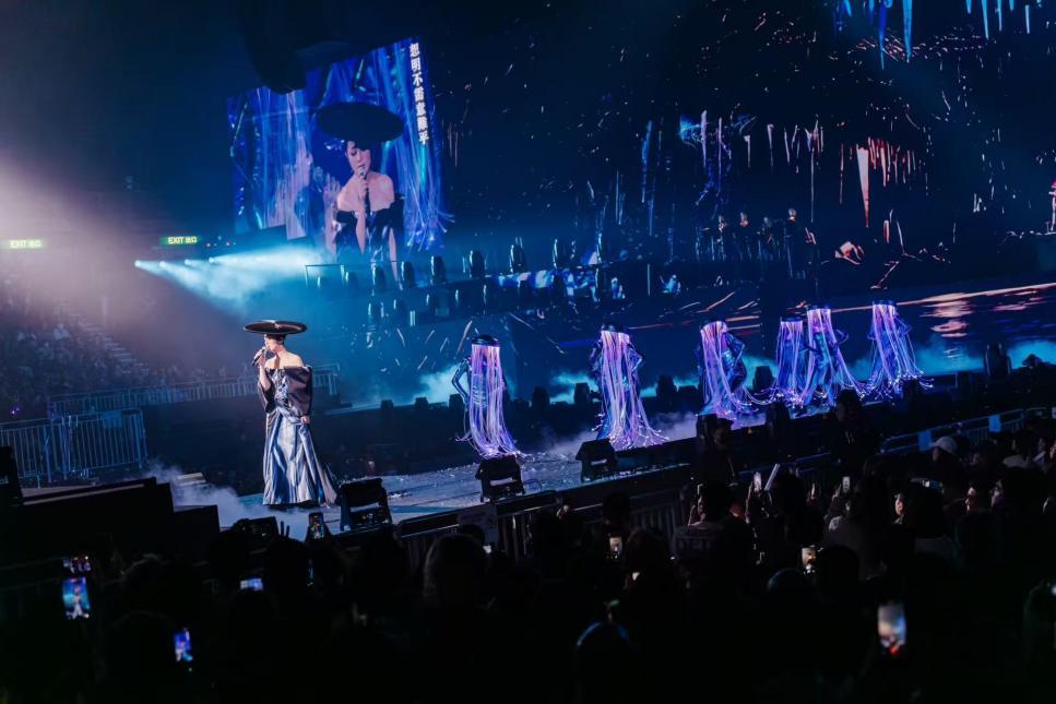 三十年音乐旅程串起人生悲欢与港乐图鉴,杨千嬅《Live MY LIVE 2025》红馆演唱会落幕