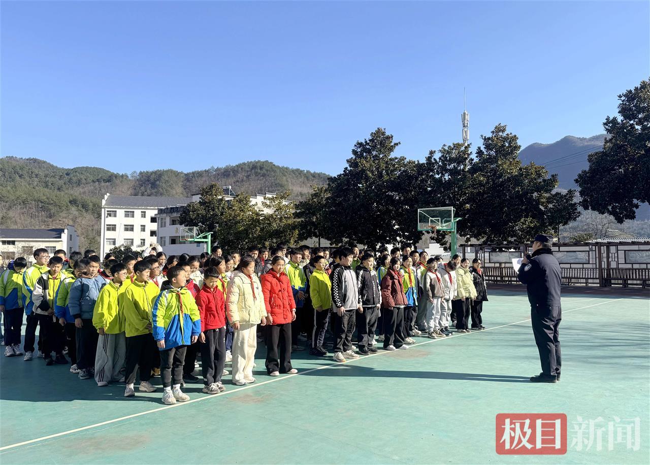 图为：民警向学生普及法律常识 (3).jpg