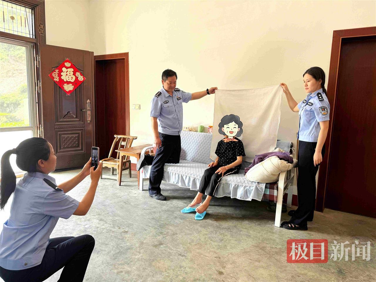 图2：民警上门为行动不便老人办证.jpg