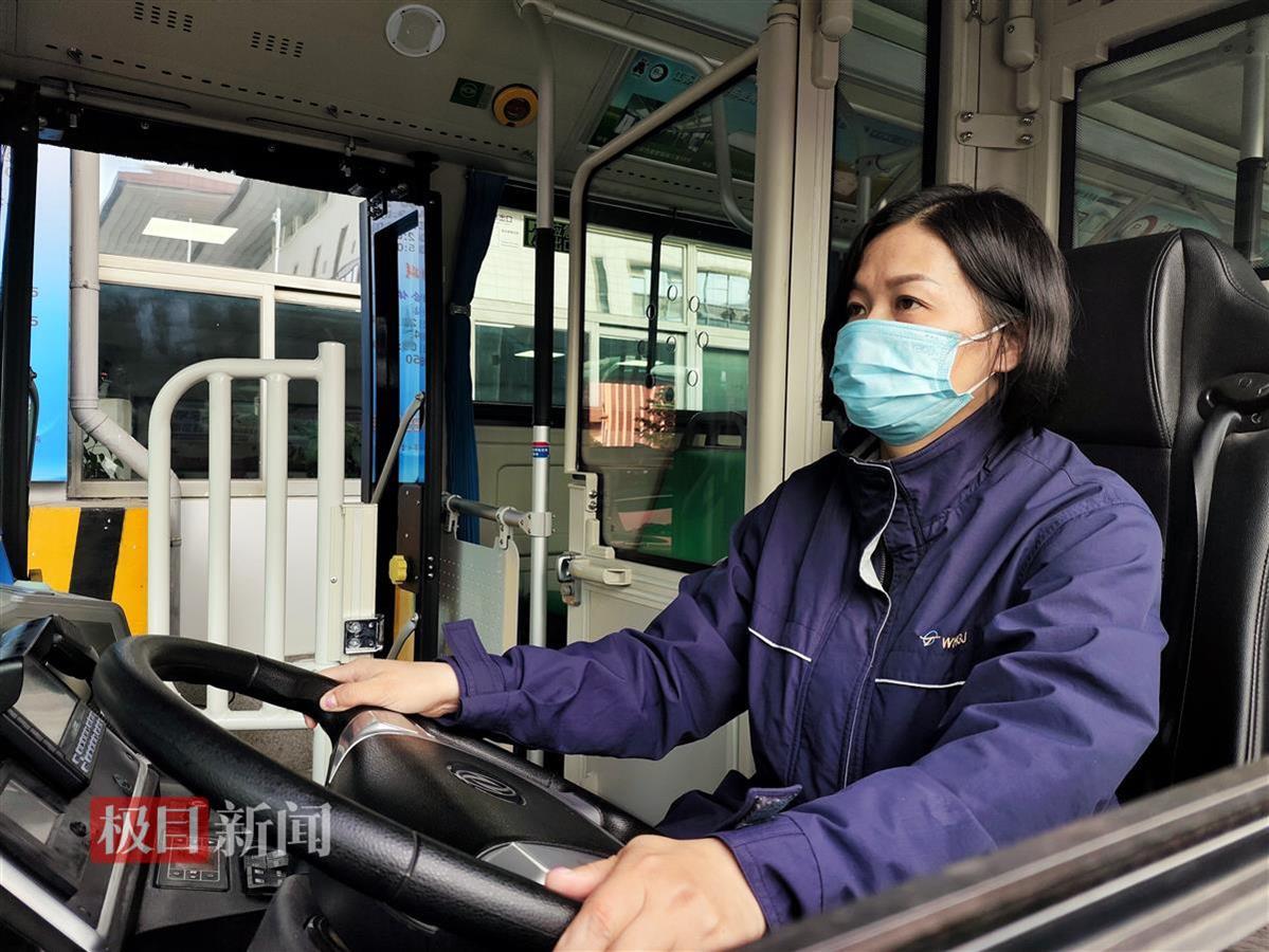 五一我在岗: 518路女公交车司机黄婧:滚滚车轮见证变迁 | 极目新闻