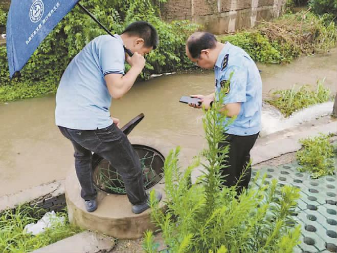 黄冈市生态环境局麻城分局水污染防治科和执法大队工作人员，在歧亭镇薛窖山社区开展污水处理厂管网排查。　曾祥永摄.png