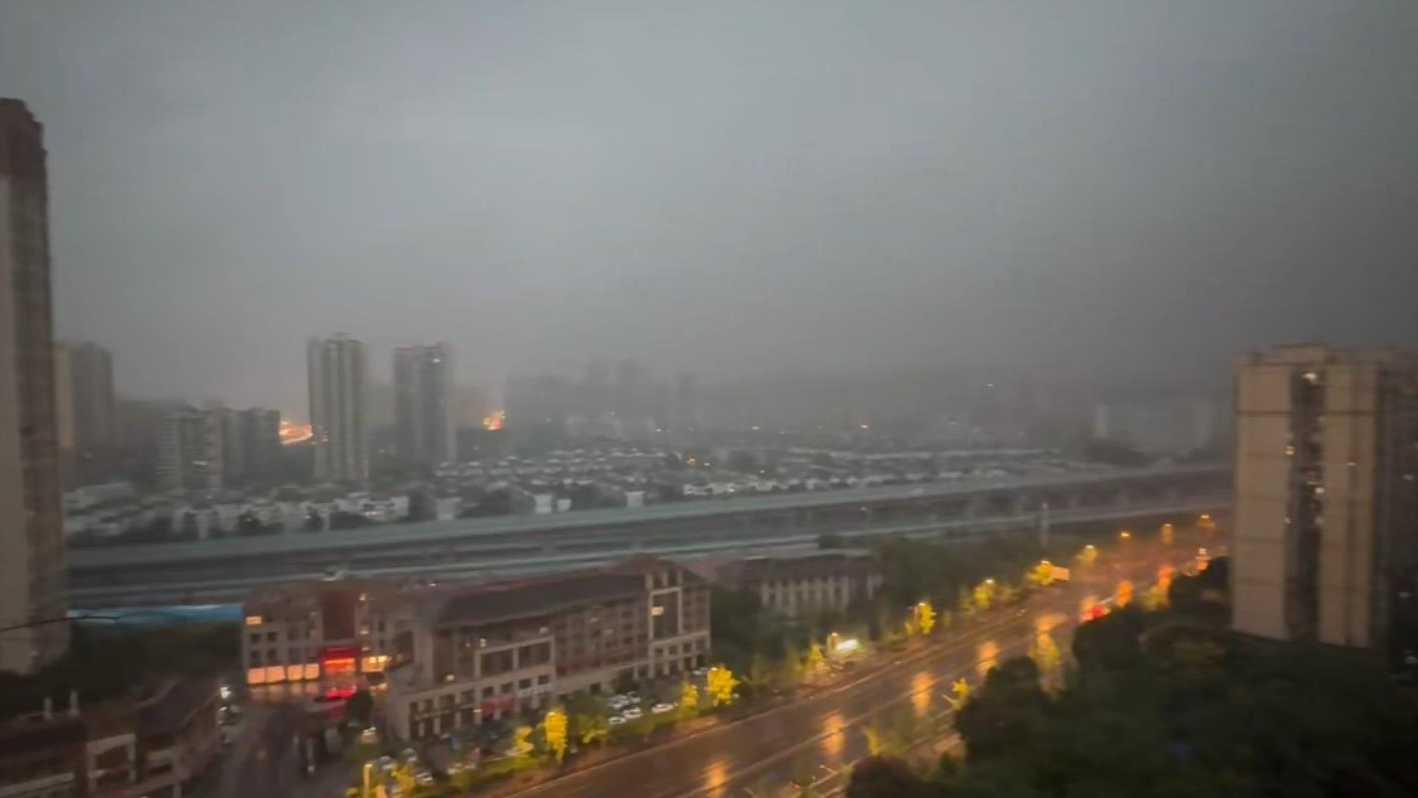 成都早高峰遇上巨雷暴雨，市民在地库堵车50分钟，有幼儿园通知可延迟上学