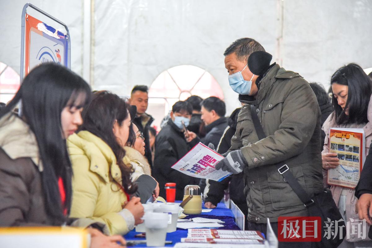 2025年2月6日，荆州市举行2025年春节后首场“春风行动”大型招聘会，这是求职者正在与用人单位交流。（极目新闻记者 黄志刚 摄） (3).jpg