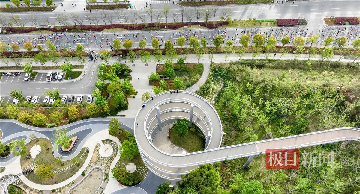 2025堰马参赛选手途经紫宵大道。记者 刘旻 摄_2.jpg 2025堰马参赛选手途经紫宵大道。记者 刘旻 摄_2.jpg