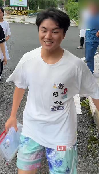 少年带着妈妈照片参加高考 受访者提供.png