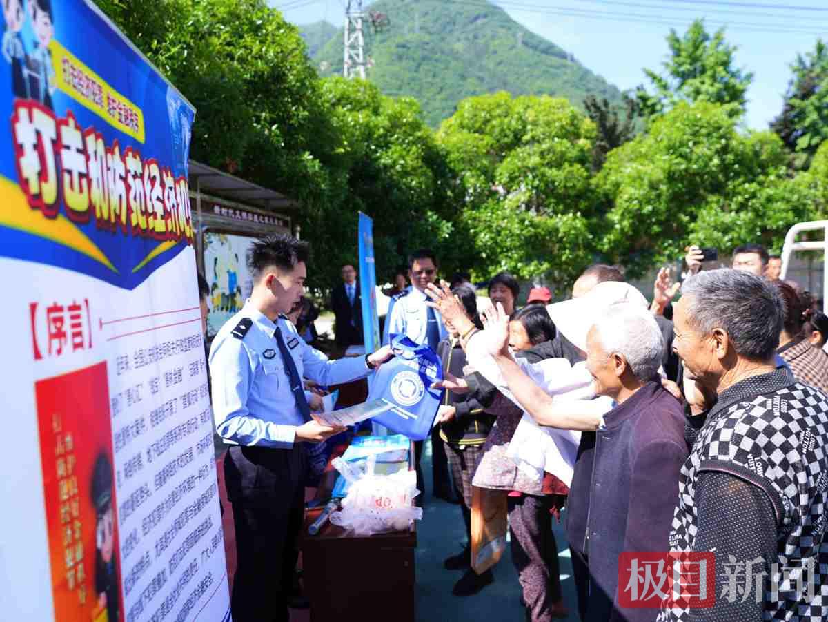 图1：民警在开展经济犯罪防范宣传.jpg