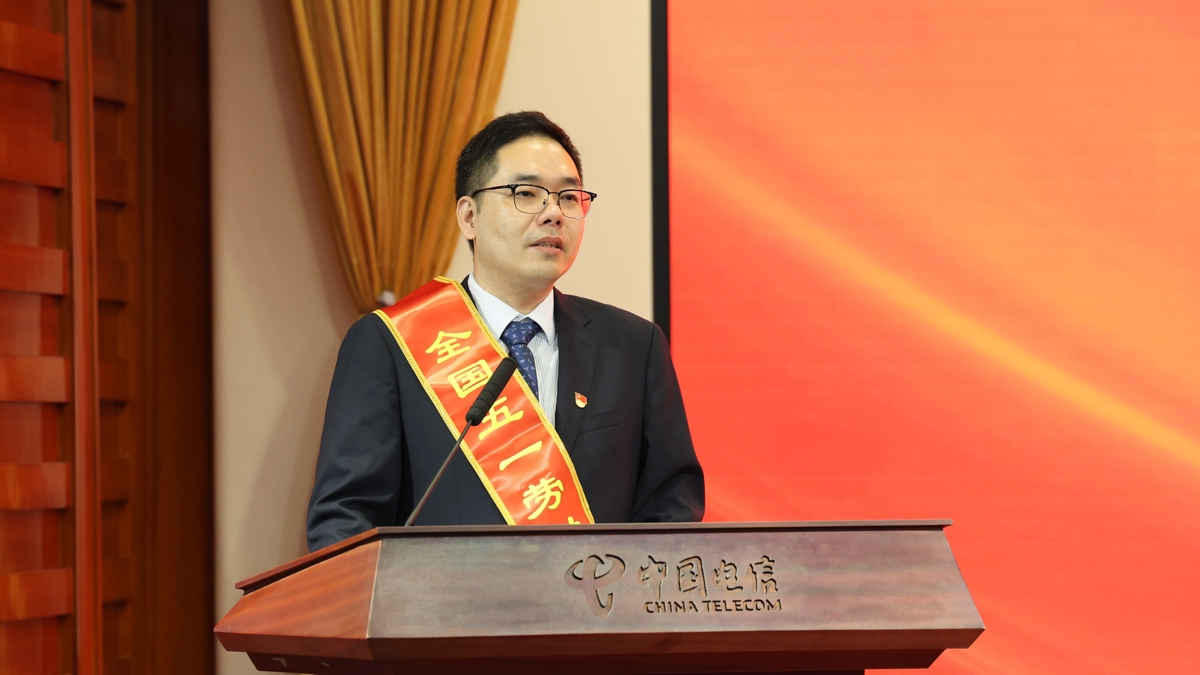 曹文俊在颁奖大会上.jpg