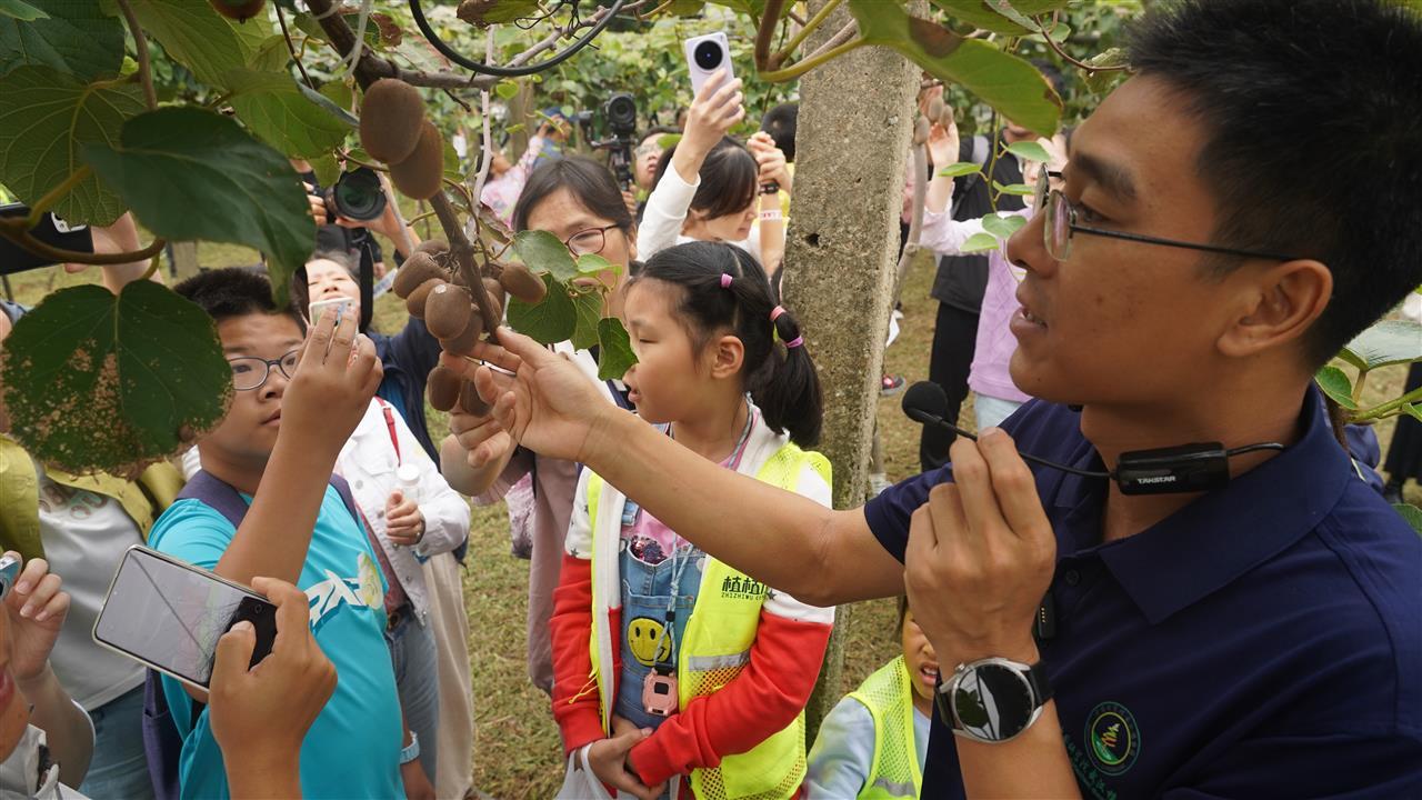 植物园猕猴桃研究人员给孩子们科普知识.JPG