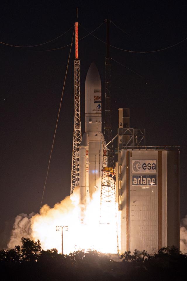 阿丽亚娜5型火箭完成"谢幕之旅" | 极目新闻