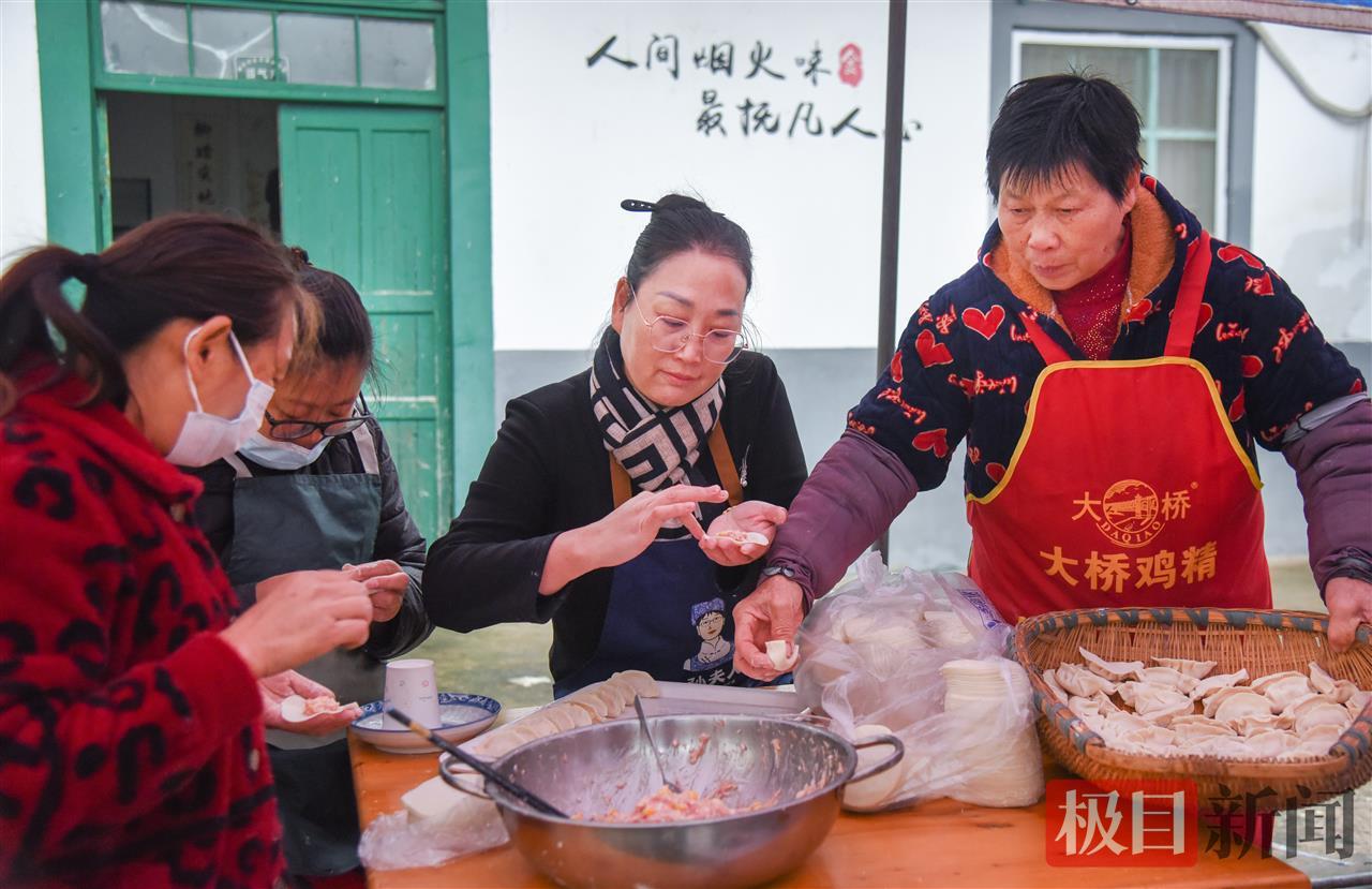 翁仁花和婶婶们一道，给村里的老人包饺子（极目新闻记者 黄志刚 摄）.jpg