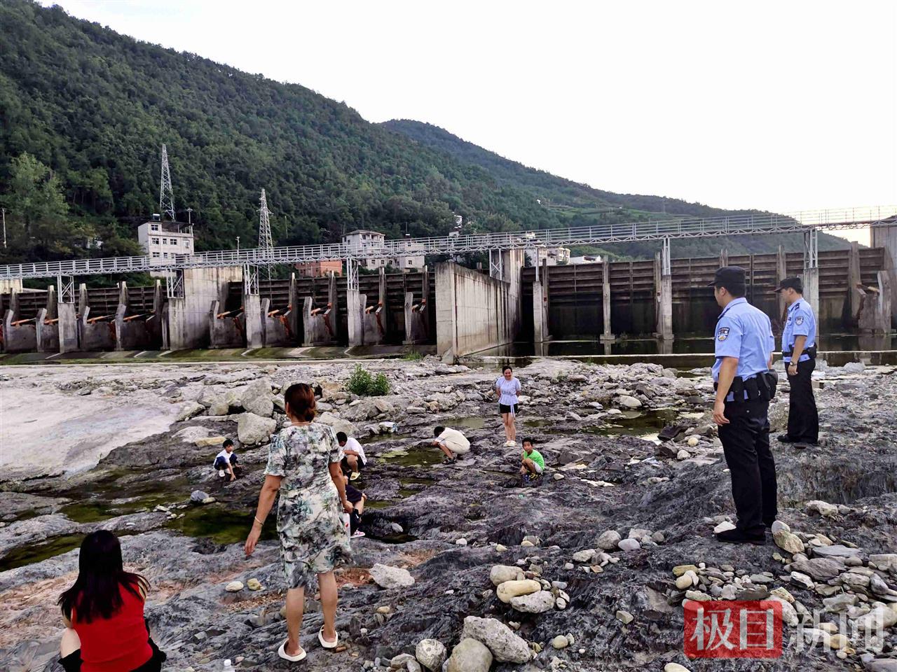 图4：民警在河边劝导戏水儿童（通讯员刘诗雨 摄）.jpg