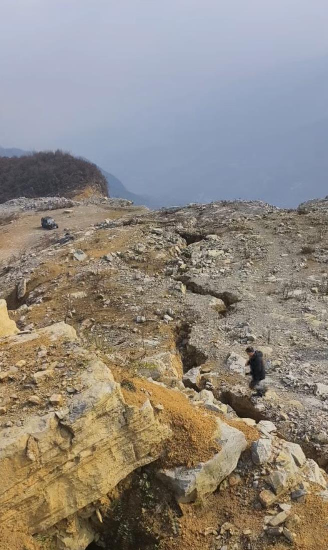 六盘水煤矿山体裂缝引发滑坡担忧，专家现场研判排险进行中