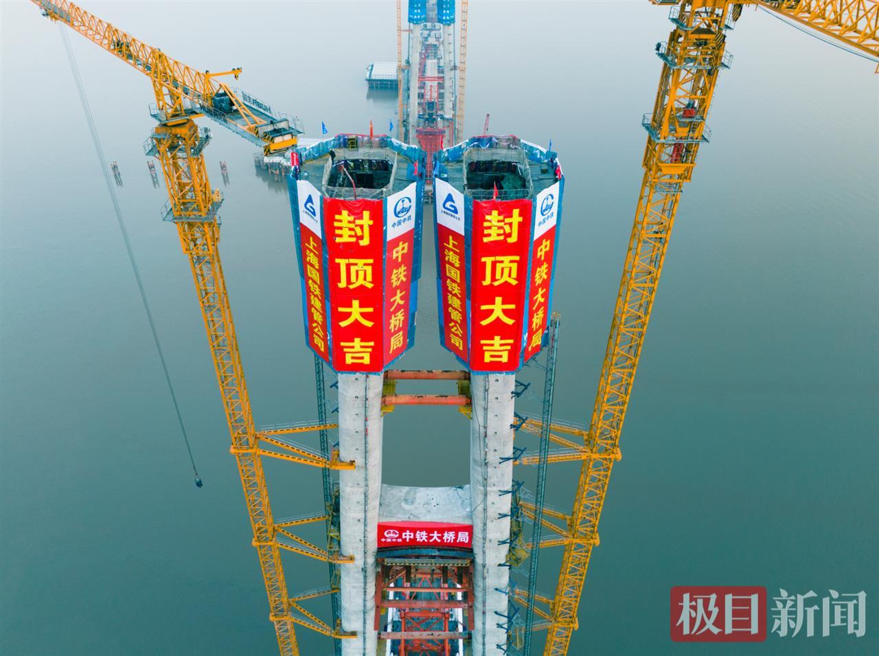 在漢央企承建，世界最長(zhǎng)跨海鐵路大橋首座主塔封頂