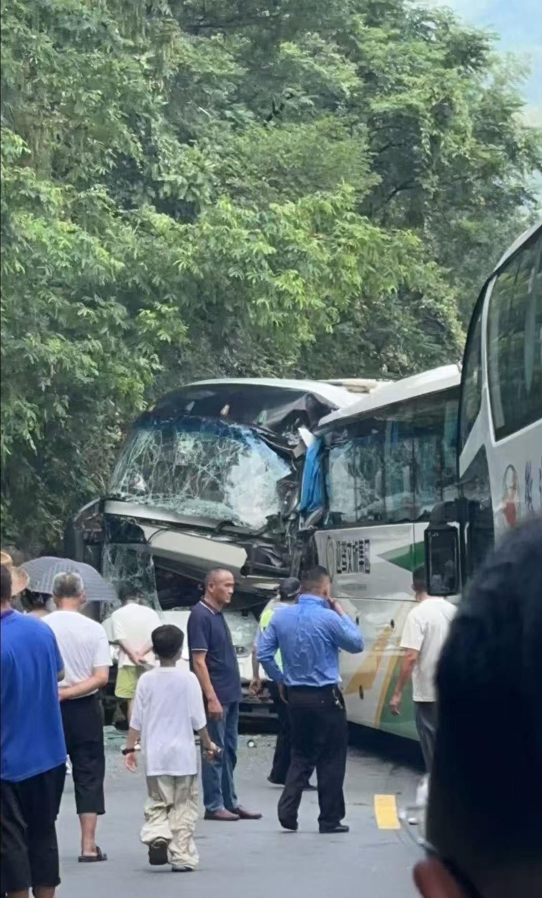 景区大巴相撞.jpg 景区大巴相撞.jpg
