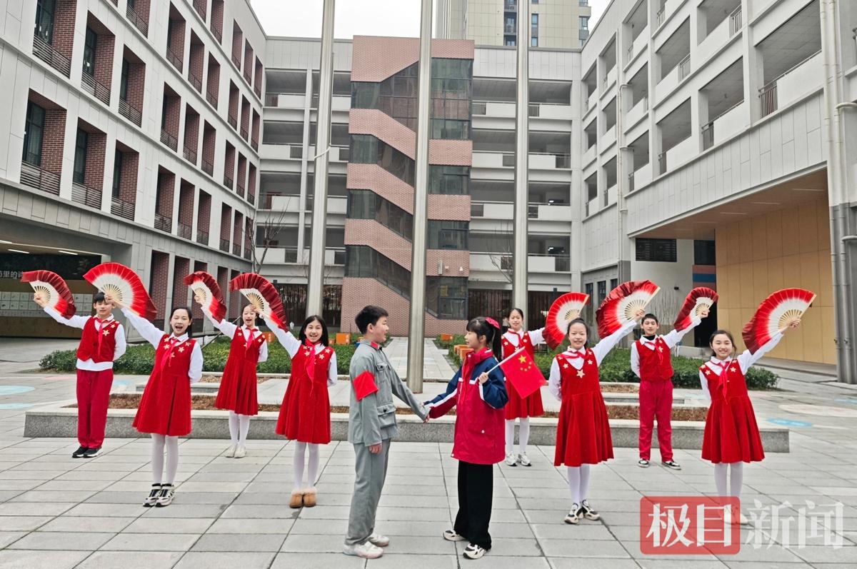 朗诵《承三大精神 颂盛世中国》.JPG