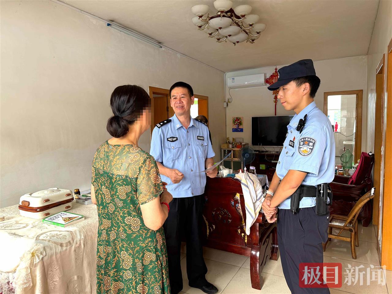 图1：社区民警赶到温女士家戳穿骗局.jpg
