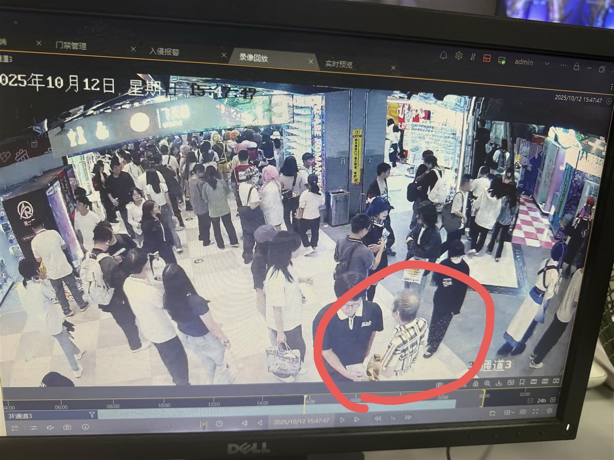 女孩逛商场丢了包包,民警追踪至次日凌晨终于追回 | 极目新闻