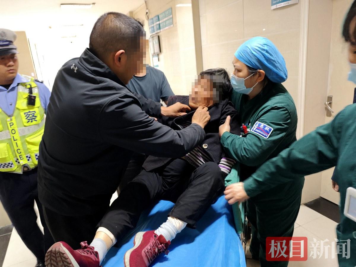 图5：交警送患者抵达医院.jpg