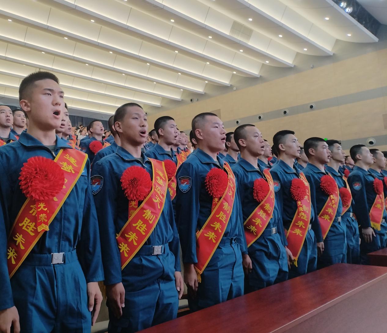 新录取的飞行学员高唱国歌.png