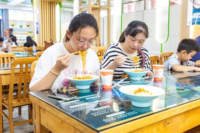 一万份免费吃！2026级新生的华大“食”光从热干面开启
