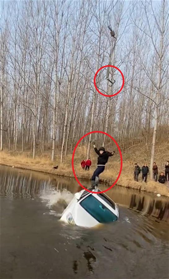吊车打捞落水车辆时吊钩松脱，作业男子落水幸无恙 | 极目新闻