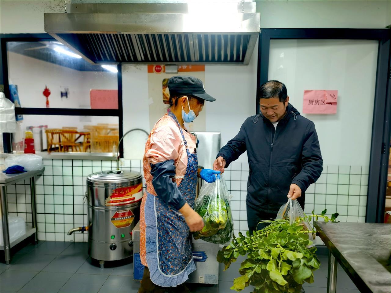 送菜到幸福食堂.jpg 送菜到幸福食堂.jpg