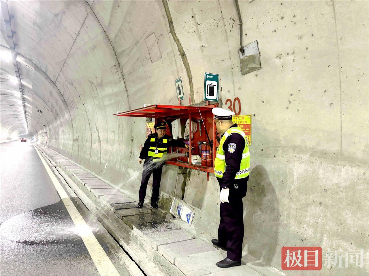 图1：执法人员在隧道内检查消火栓的供水压力。.jpg