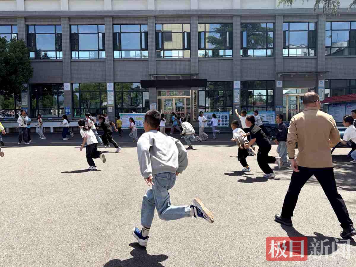 图6：各班学生在进行疏散演练.jpg