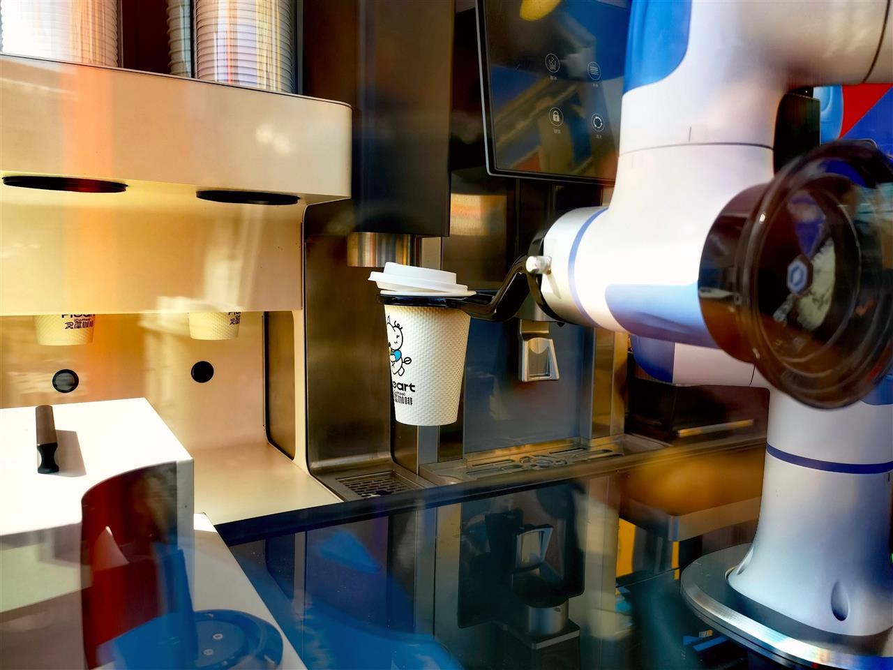 机器人做咖啡.jpg