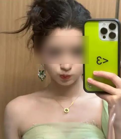 黄杨某甜被指戴“天价耳环” 来自网络.png
