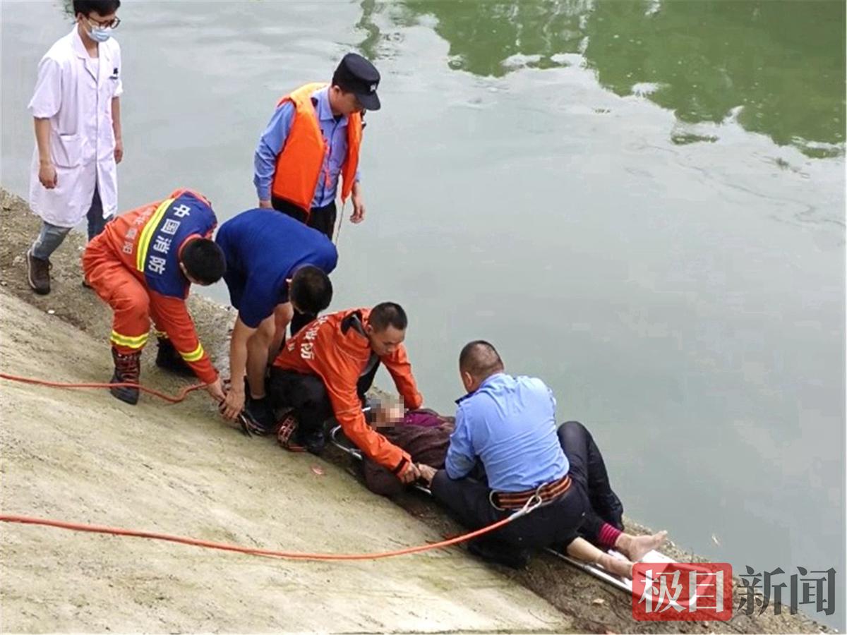 图4：警民联手将老人固定在担架上（视频截图）.jpg