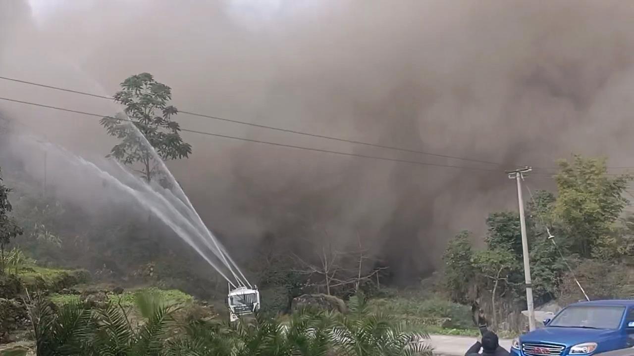 昭通永善采砂场爆破引发灰尘漫天，村民家中积灰严重——街道正调查处理