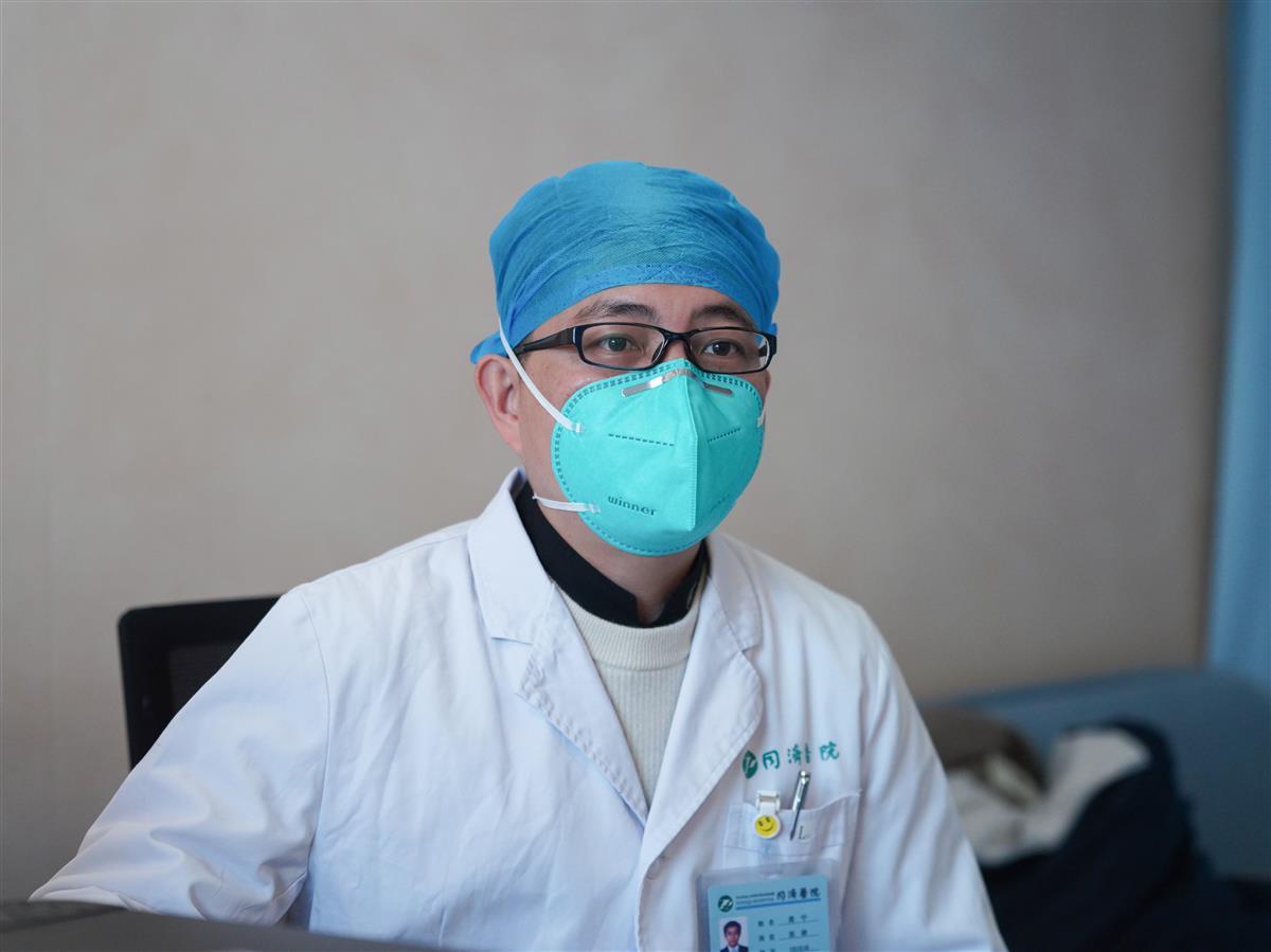 与“战友”双向奔赴才能战胜病毒，“尖刀卫士”守护患者眼中希望之光 | 极目新闻