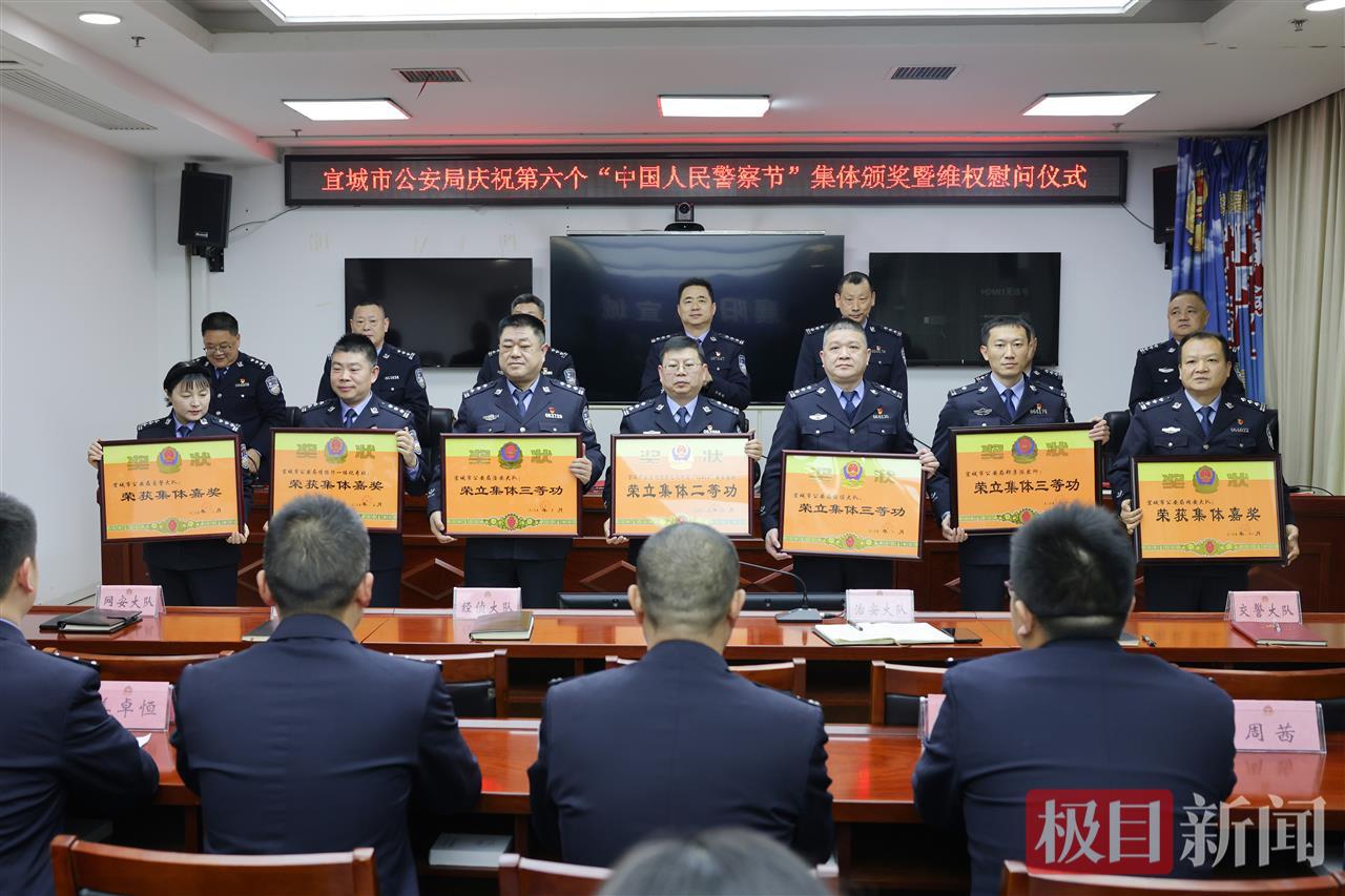 图四 为先进集体代表颁发奖牌.jpg