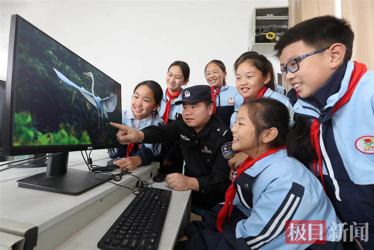 图为2025年11月4日，湖北省沙洋县公安局曾集派出所民警在曾集镇中心小学，向同学们科普潘集湖国家湿地公园越冬候鸟保护知识，增强孩子们爱鸟护鸟意识。.jpg