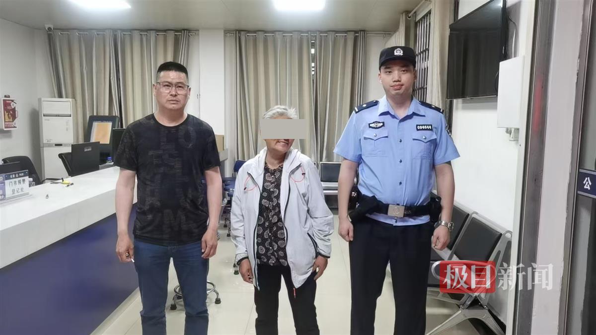 民警找回迷路老人（通讯员 供图）.jpg