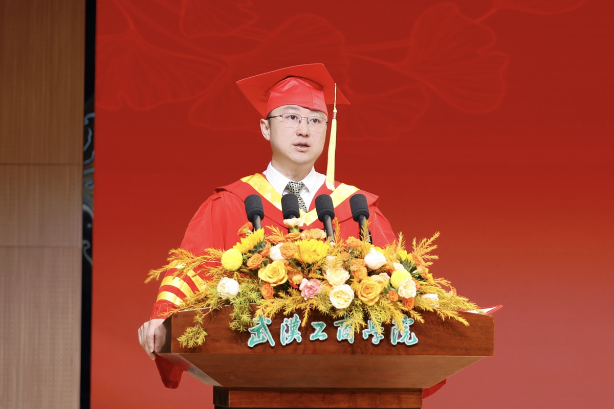 图为张俊校长致辞 摄影:芮雨欣.JPG 图为张俊校长致辞 摄影:芮雨欣.JPG