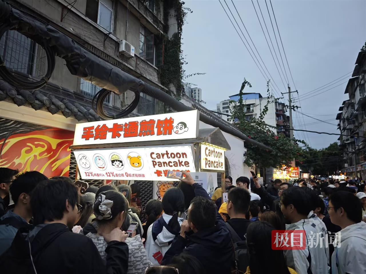成都女子艺术卡通煎饼摊走红:顾客排队5小时,花65元买到一个煎饼舍不得吃
