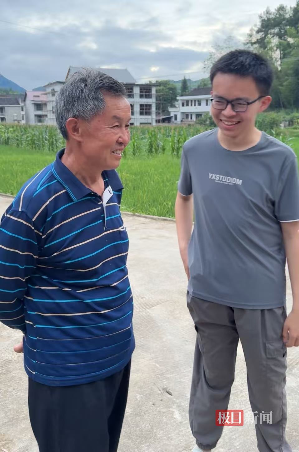 贺秀堂、贺永辉父子  极目新闻记者摄.jpg