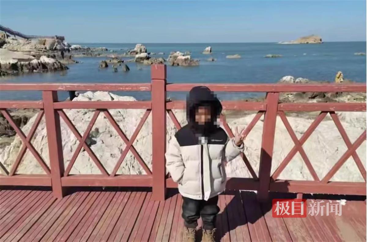 威海5岁男童被殴致死案今日开庭，父亲：孩子遗体上有伤，前妻说是床上摔下磕碰的