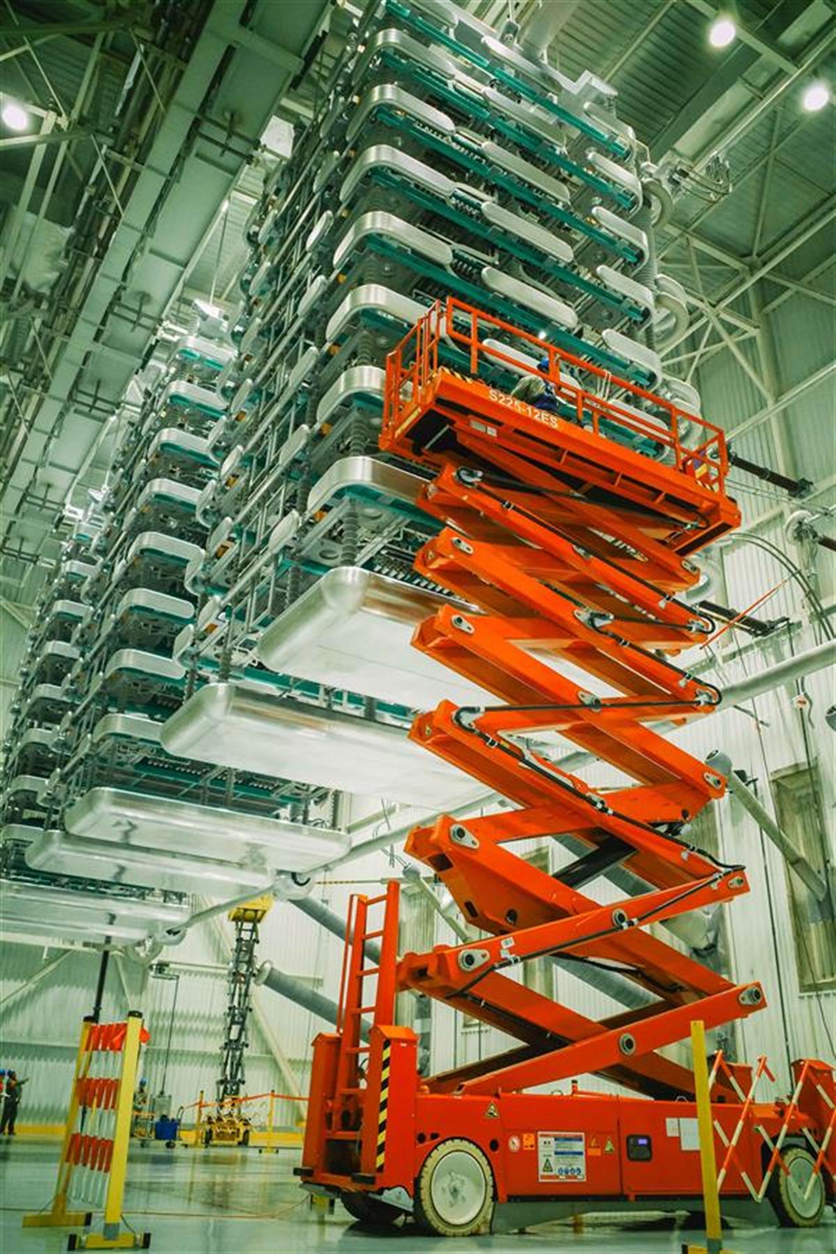 3月，国网湖北直流公司检修人员在±500千伏葛洲坝换流站阀厅开展作业。欧阳雷 摄.jpg