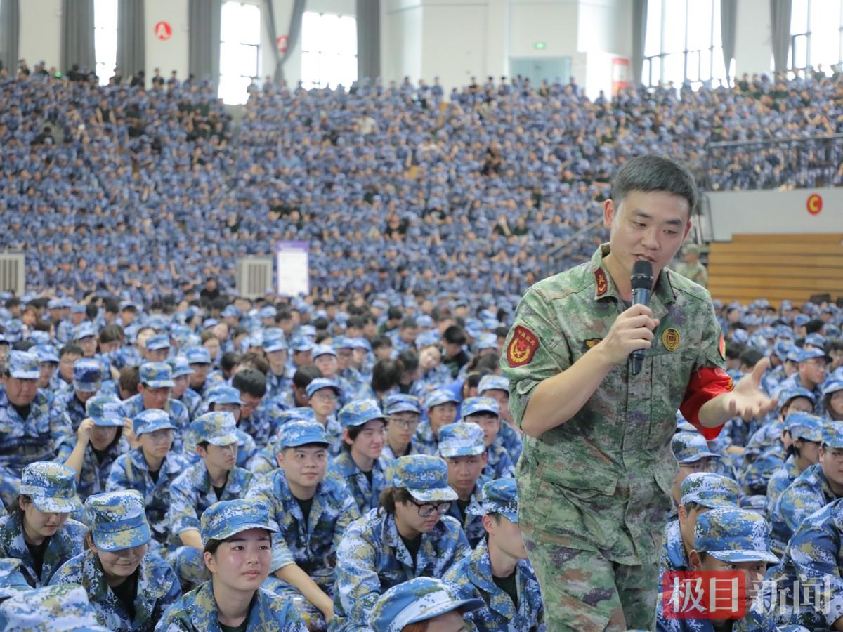 民兵战士走进校园开展国防教育讲座.jpg