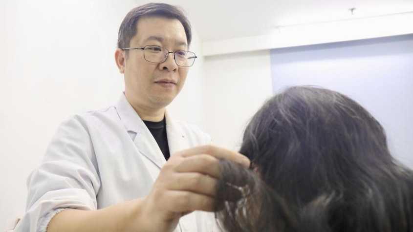 用自己的血，为头发“施肥浇水”！武汉市第一医院皮肤科采用“机采PRP”治疗脱发