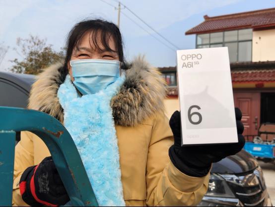 最具科技感年貨！光明村“手機(jī)墻”震撼矗立，每家每戶收到大屏AI手機(jī)