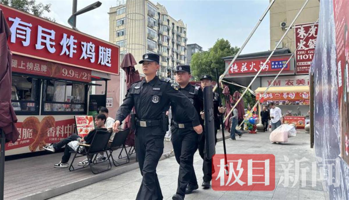 民警在南浦路巡逻