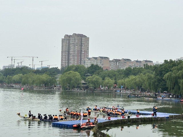在泉水上划龙舟是什么体验？济南大明湖端午龙舟赛鸣锣开划，湖边的超然楼都长满了观众