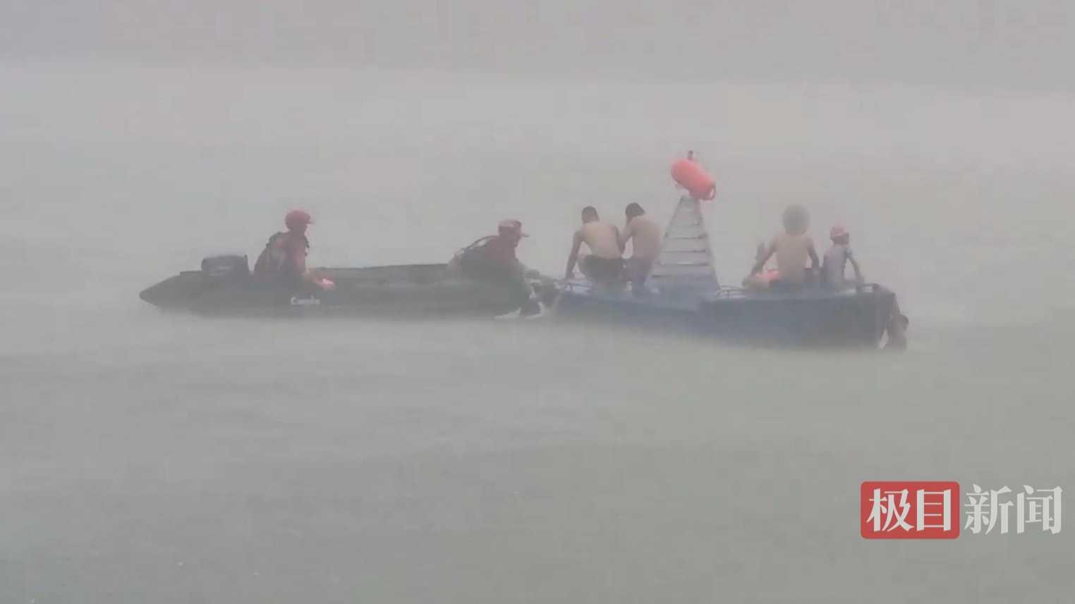 暴雨突袭致六名游泳者被困江中，消防员驾驶橡皮艇火速营救