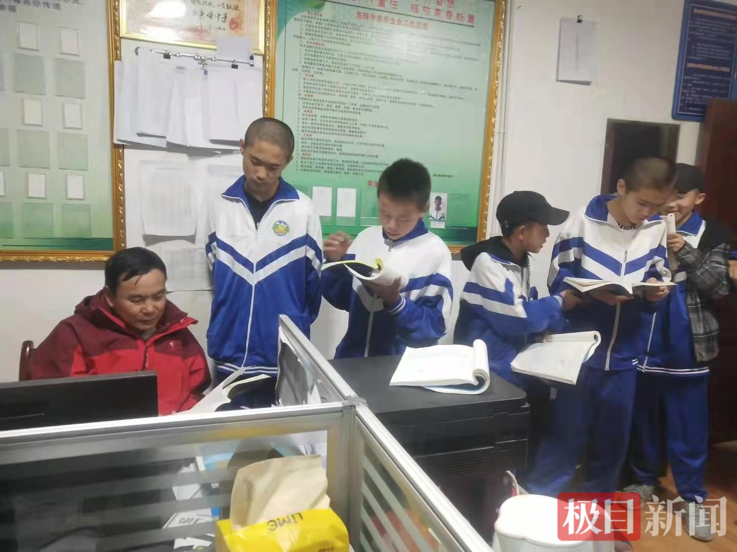 课余辅导学生功课.jpg