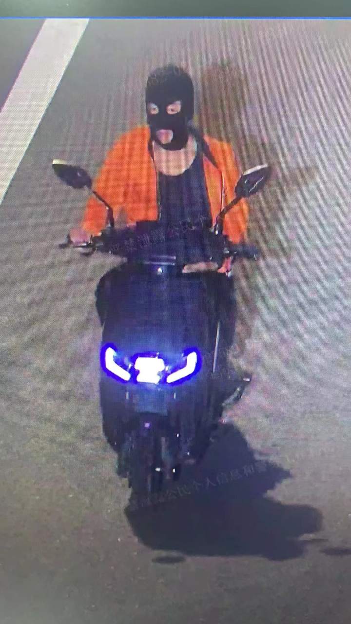 乐清一男子戴头套穿黑衣盗窃,幸灾乐祸的样子被监控拍下